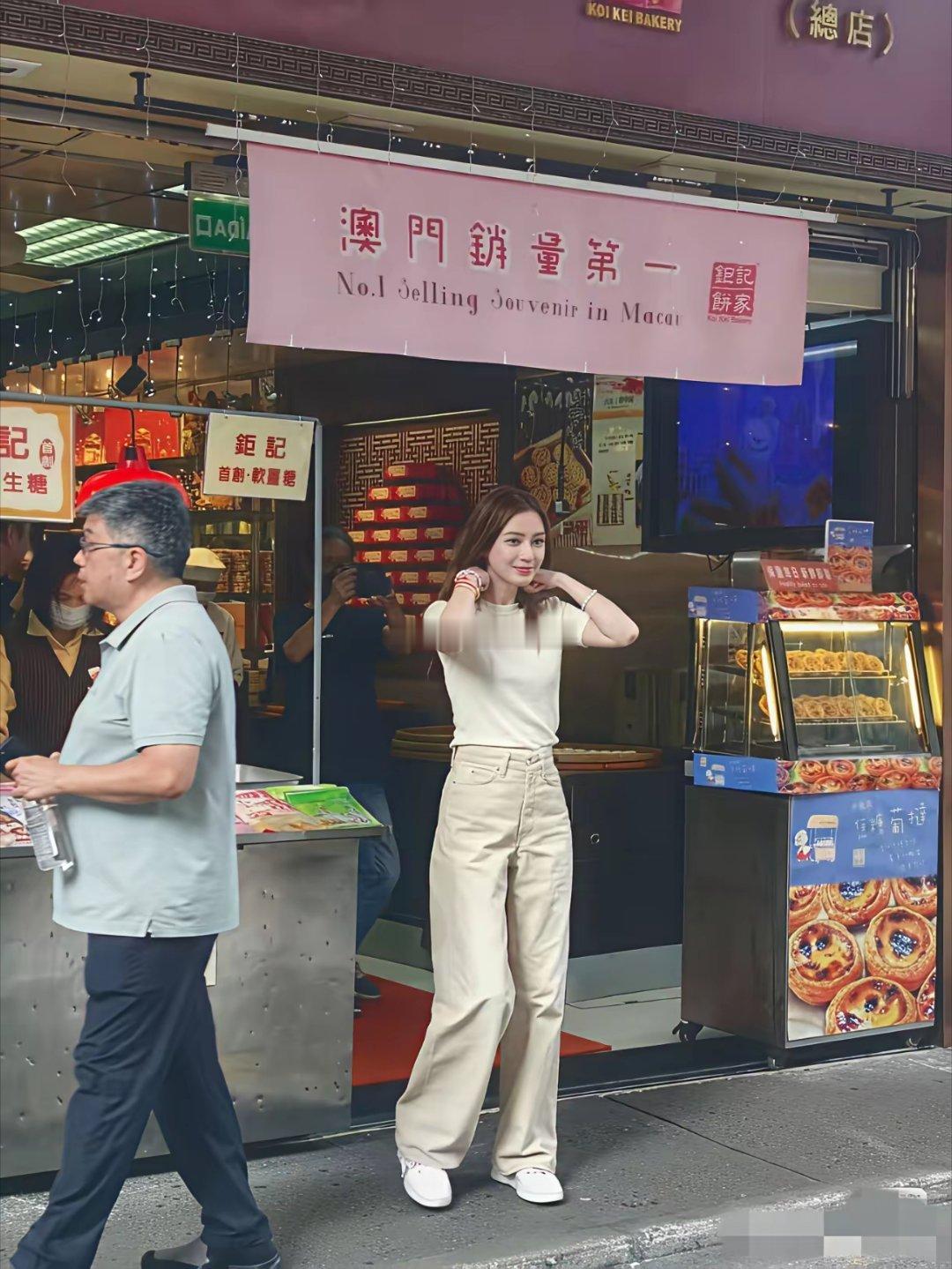 我滴个天呐！万万没想到啊！现实中的女神比电视里还要漂亮，难怪那么多人喜欢她！ 