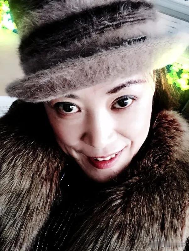 有人问我：穿貂皮是皮草，要爱护动物，绿色取暖，难道羽绒服、羊绒衫就不是动物身上的