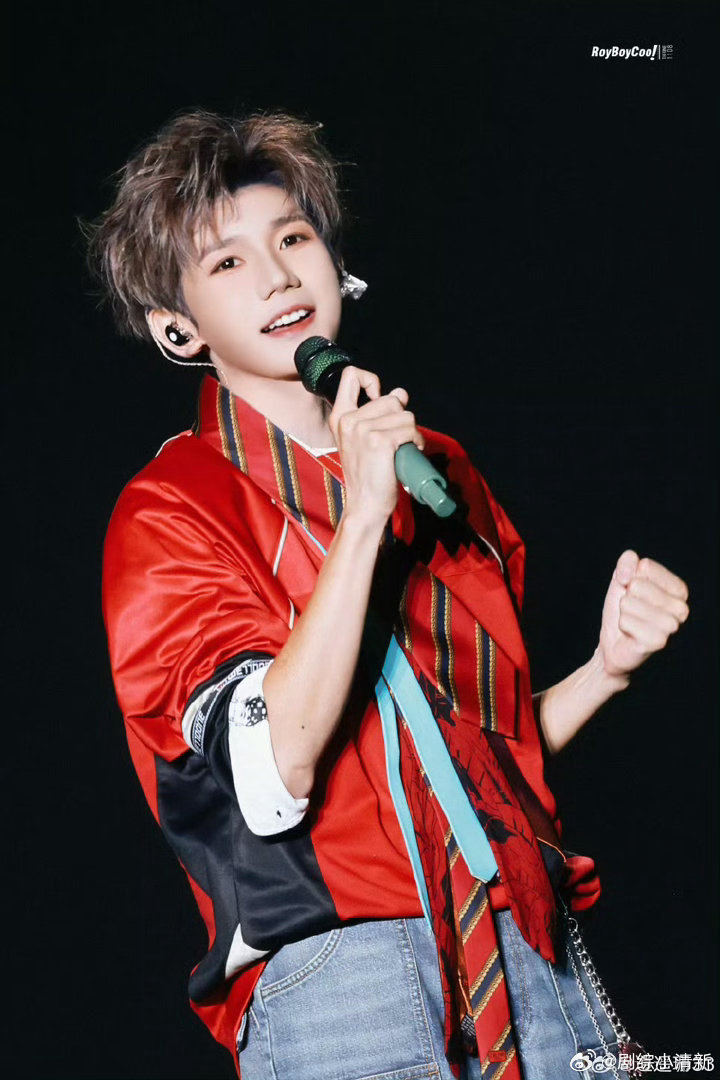 太好了是王源的机车风look 南宁压轴这套造型确实不错。复古机车风，裤子做旧，整