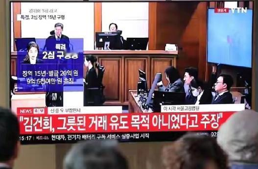 伊锡悦夫人金建希涉操纵股价和受赌被判四年
这事儿看着是法律挺公正，连前总统夫人都