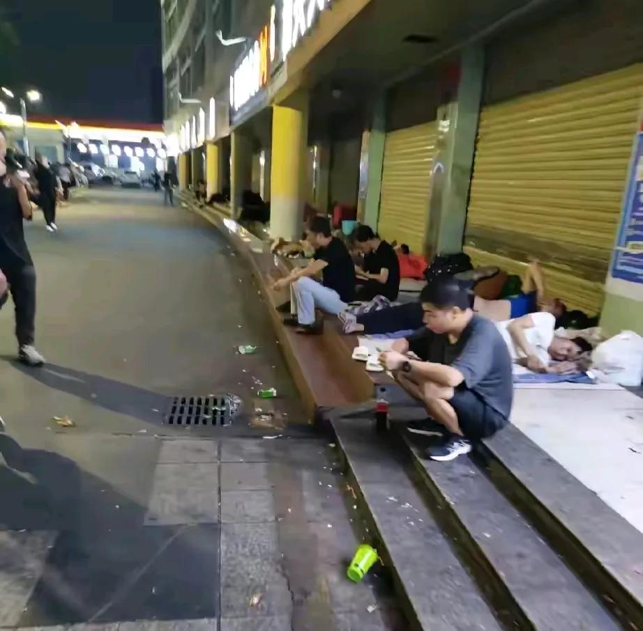 大家都发觉没有？在广东的一些大城市的街头，将会出现越来越多街头的流浪汉了！

近