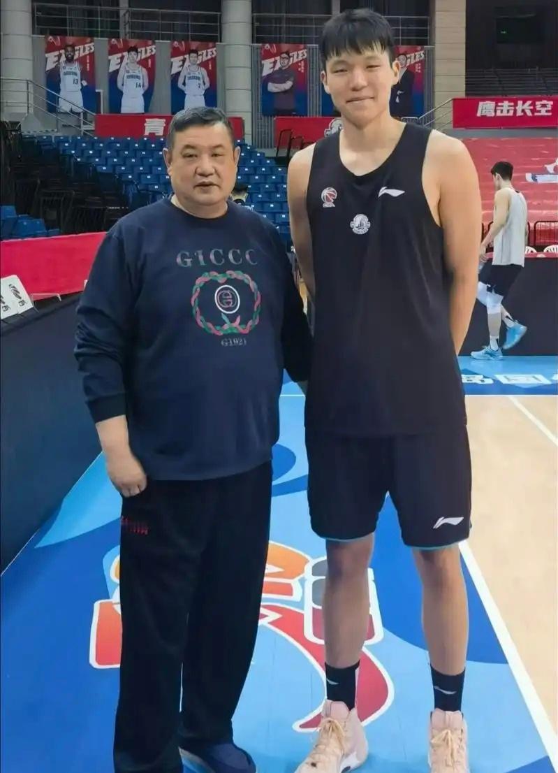 山东篮球名宿、杨瀚森恩师徐长锁指导因病英年早逝，享年52岁。在他就任山东男篮青年