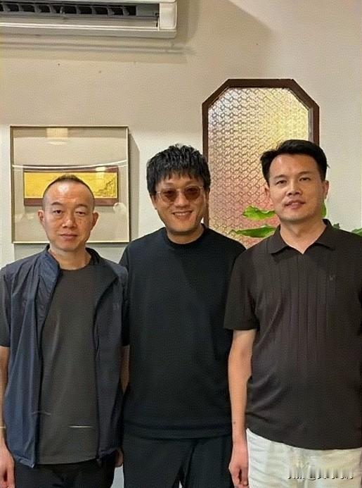 二饼，王坤祥，猴哥大学同寝室的三兄弟，时隔二十年终于同框了，如无此机缘，可能一辈