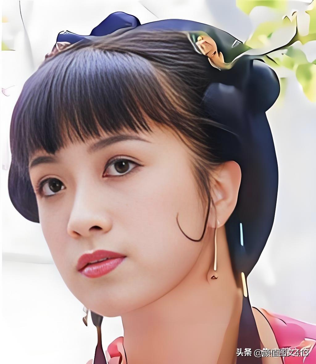 程愫，实力派女演员，以军旅剧走红。她低调坚韧，独自抚养儿子，深耕戏剧教育。历经风