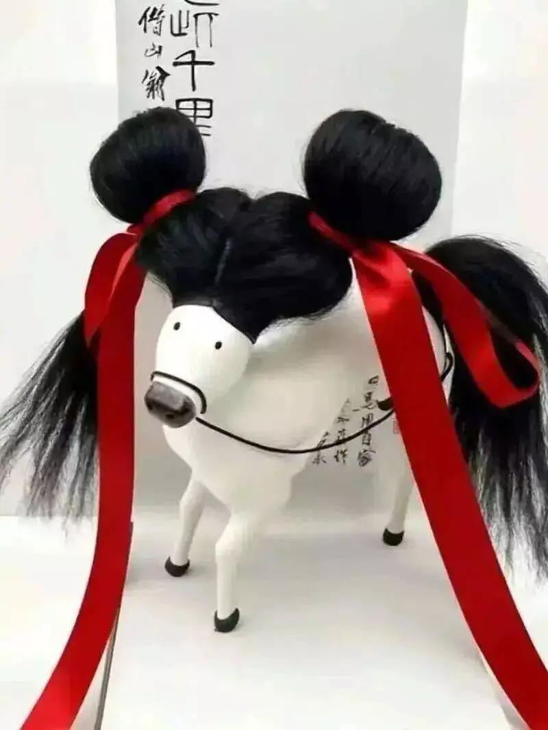 马年最“疯”设计“潦草小马”火了！设计团队深耕非遗11年，“马彪彪”售价为69元