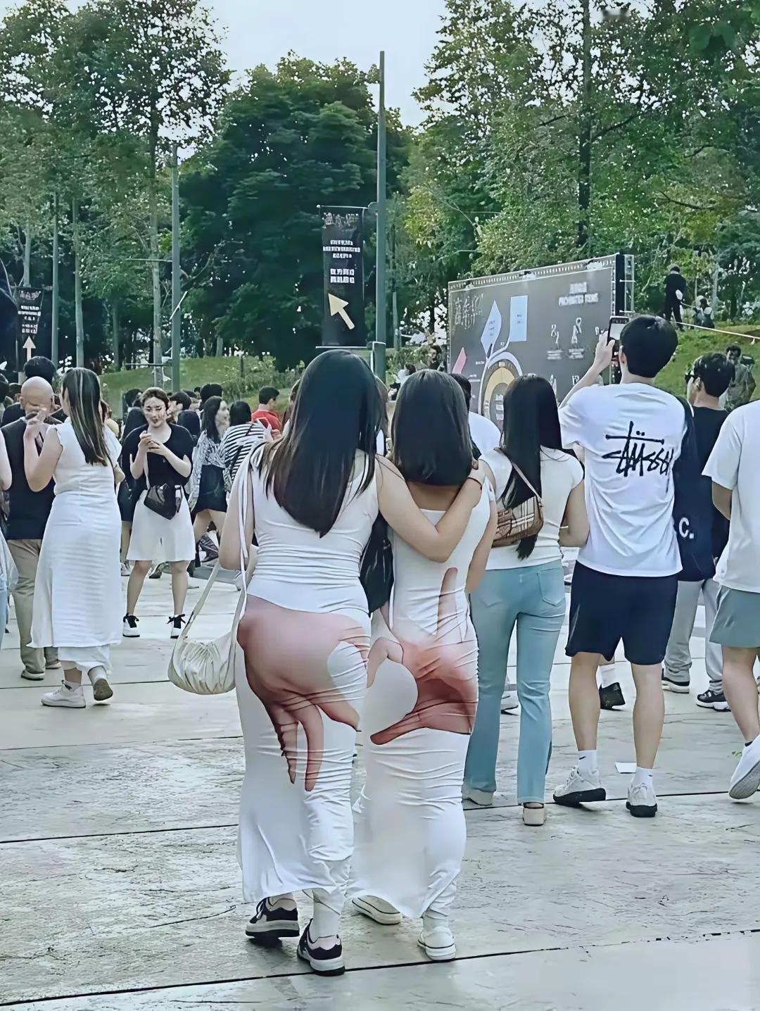 这种穿搭适合什么场合？总感觉在大街上不合适！！！！