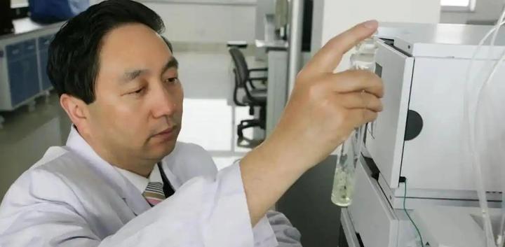 谁曾想，一个从沂蒙山沟里走出来的普通人，竟能用四十余年，把一公斤曾高达200万美