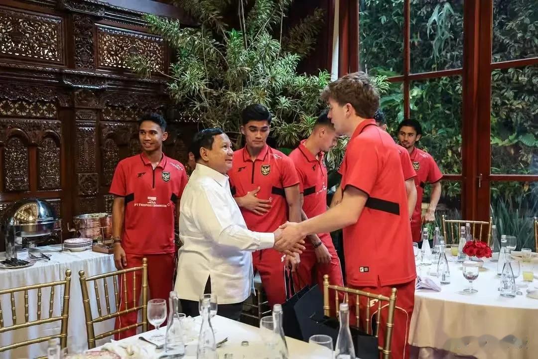 印度尼西亚足球队⚽️
战胜了中国男足
一人发一个劳力士手表⌚️
你怎么看？