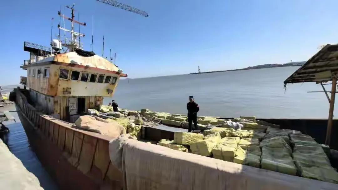 一锅端了！烟台海阳，大年初五晚九时许，一艘散货船被海警查获，捉了27人，100多
