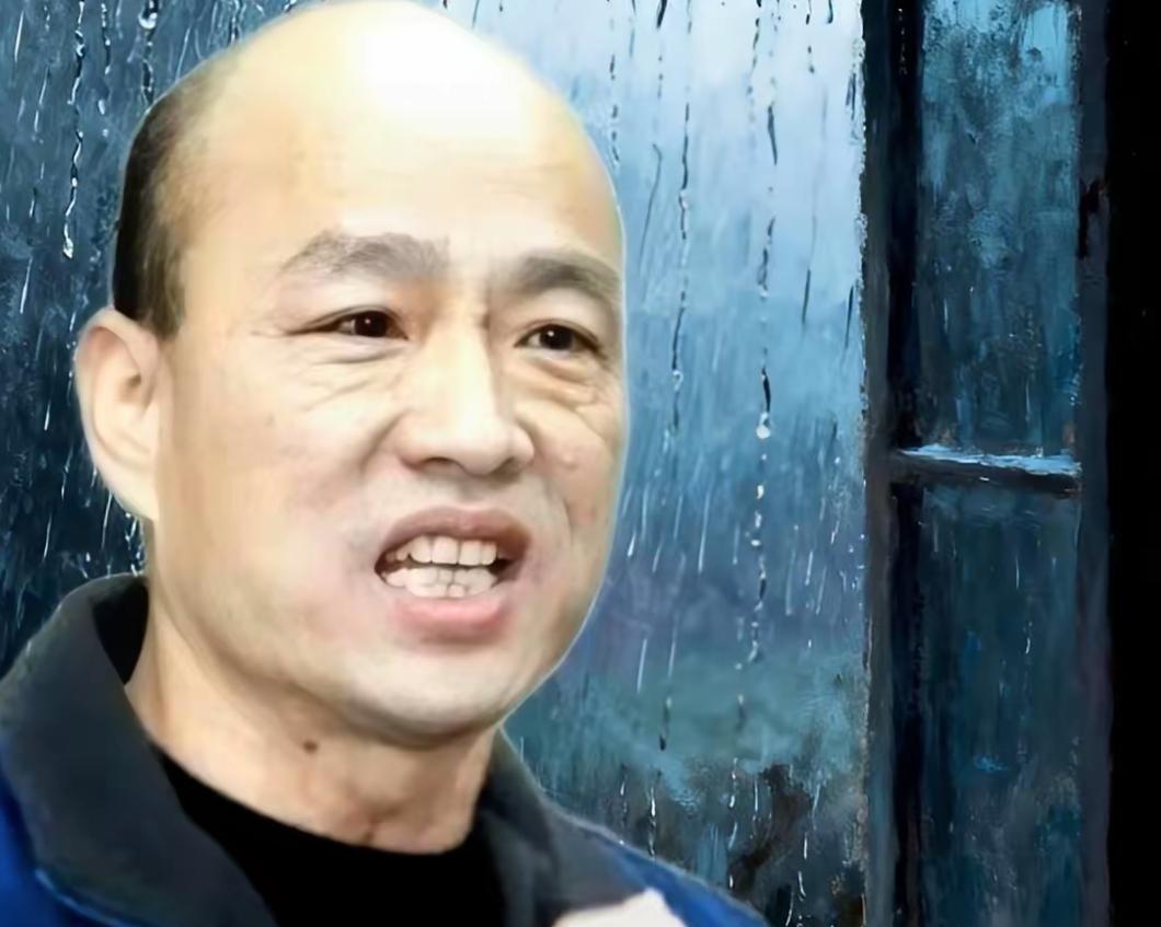 郑丽文一上来，整个场子最安静的，竟然是韩国瑜。
这就有点反常了。
按理说，以老韩