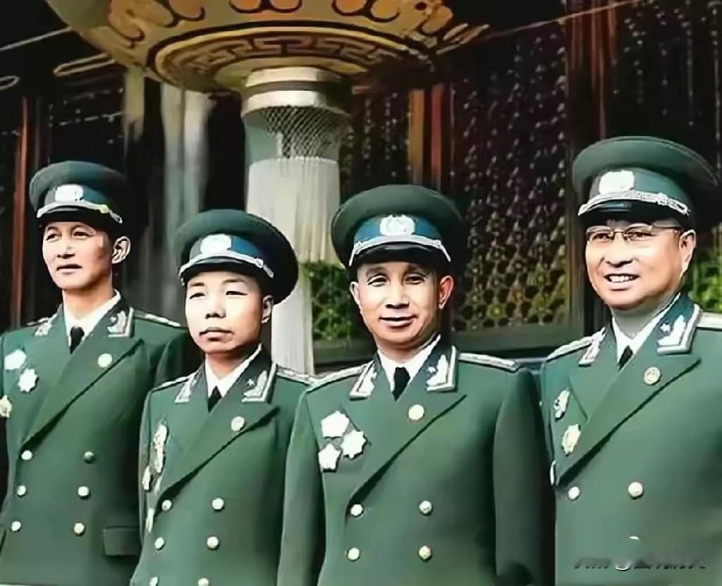 这张珍贵合影拍摄于1955年10月1日，国庆节当天，刚刚在9月27日进行大授衔结