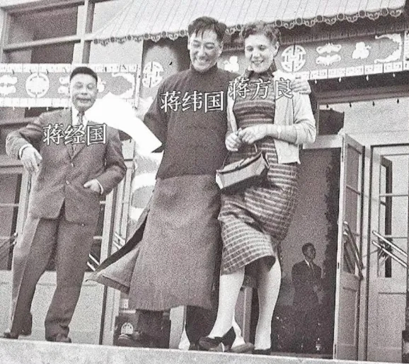 年轻时的蒋纬国一边走一边搂着嫂子的一幕，与嫂子有说有笑根本无视一旁的哥哥蒋经国。