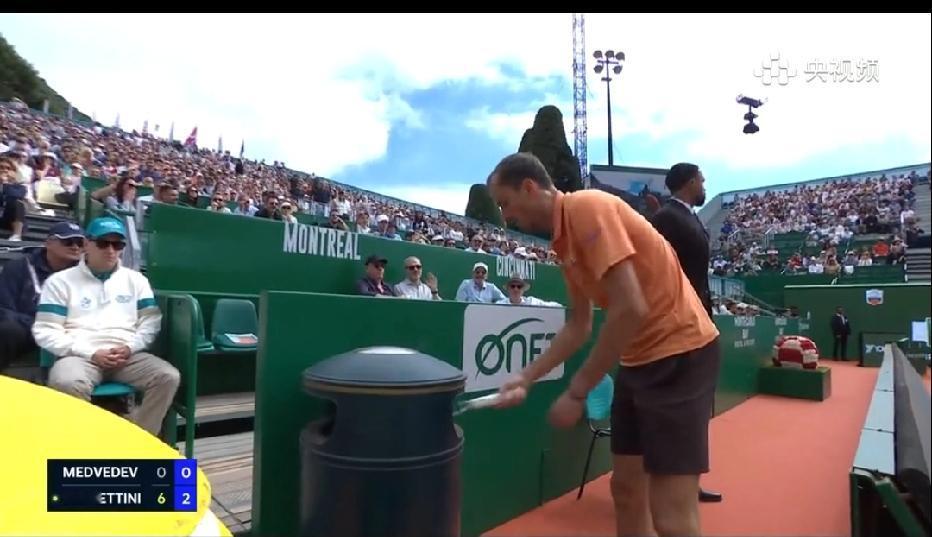 熟悉的一幕又出现了！梅德韦杰夫首盘0-6吞蛋！现场疯狂砸球拍，梅德韦杰夫这打球脾
