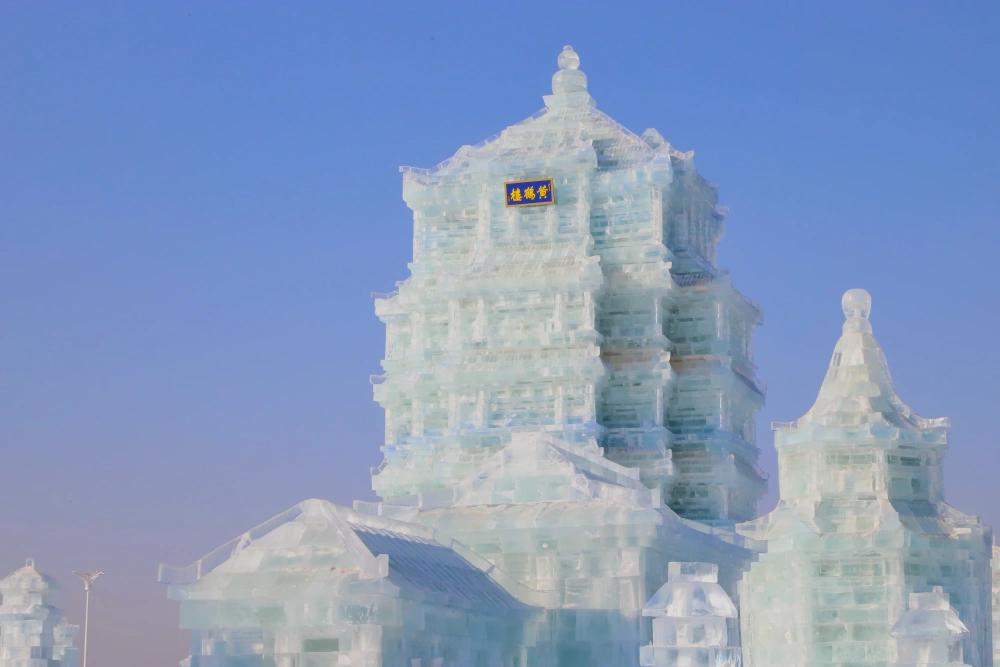 521 米，坡度设计平稳，滑行全程约一分多钟，速度感十足，风在耳边呼啸，周围冰景