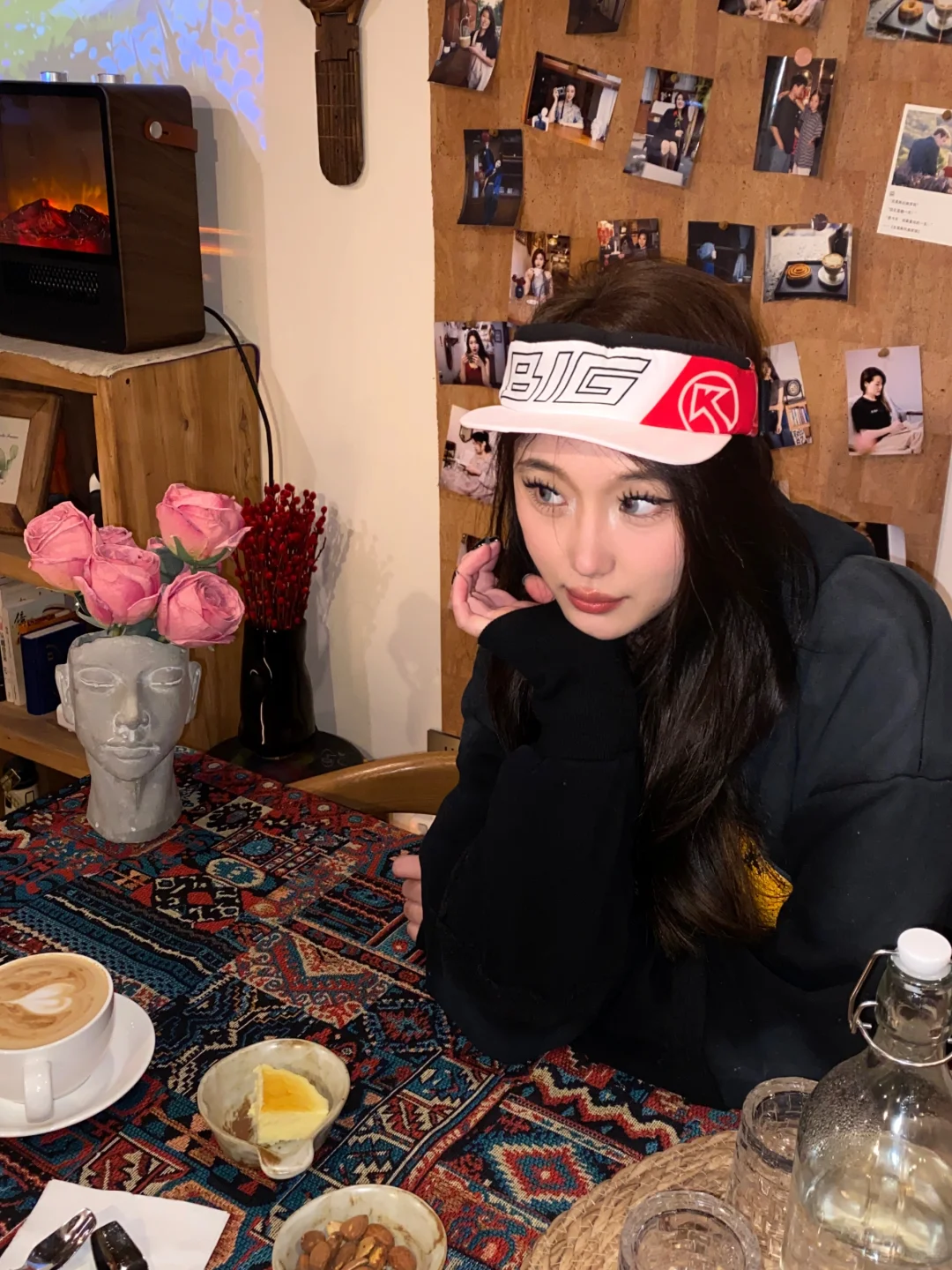 她好像知道自己很美～～