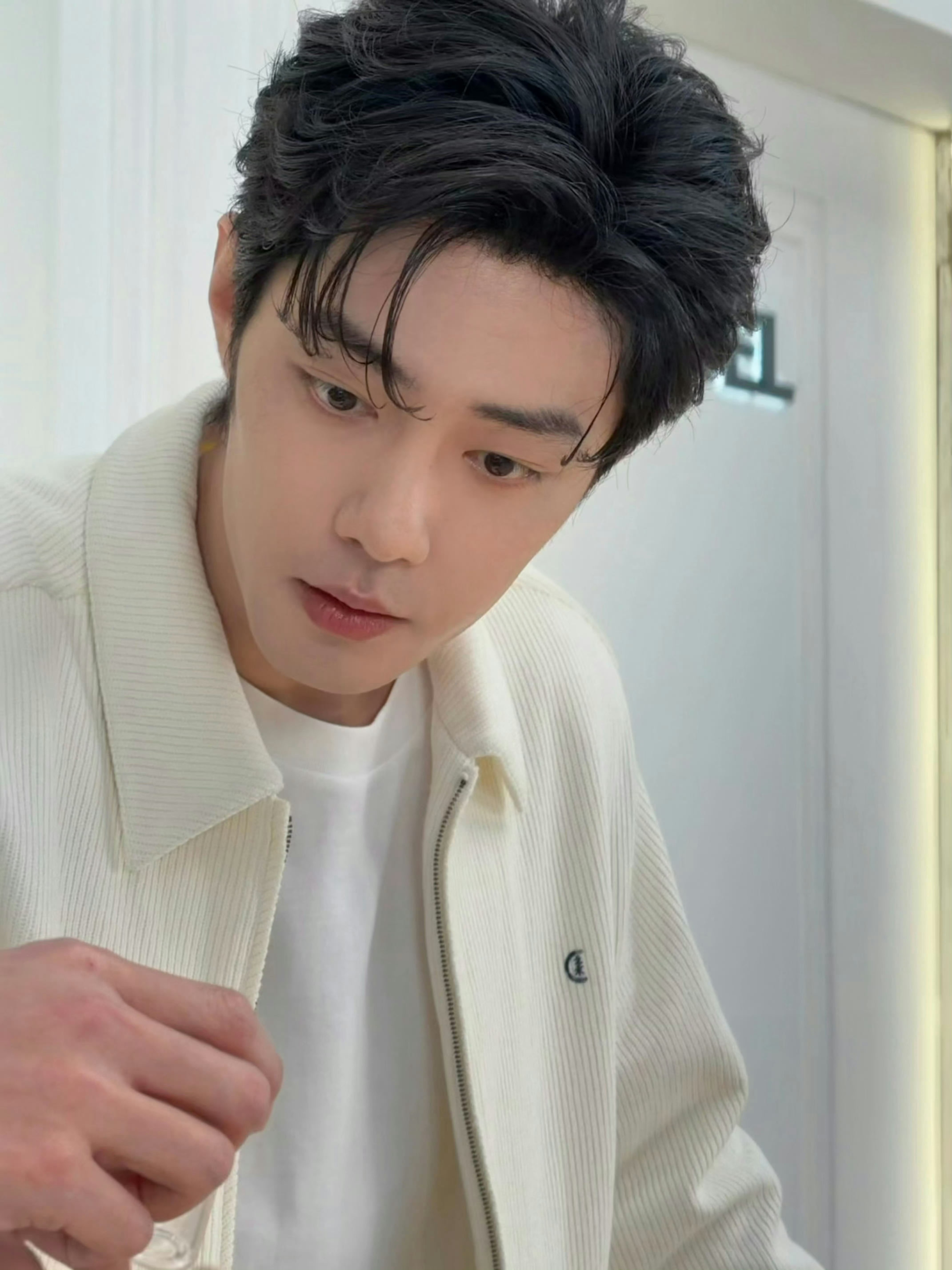 肖战安吉尔直播花絮live图来了，简约穿搭衬出挺拔身姿，沉稳优雅，轻熟男魅力轻松