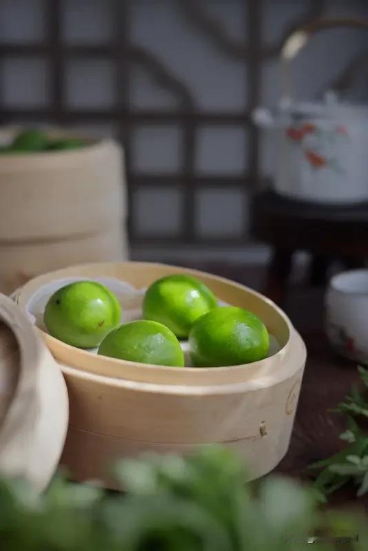 春日美食中，我对青团情有独钟。江浙清明时节必吃的青团，以艾叶汁与糯米粉制皮，裹着