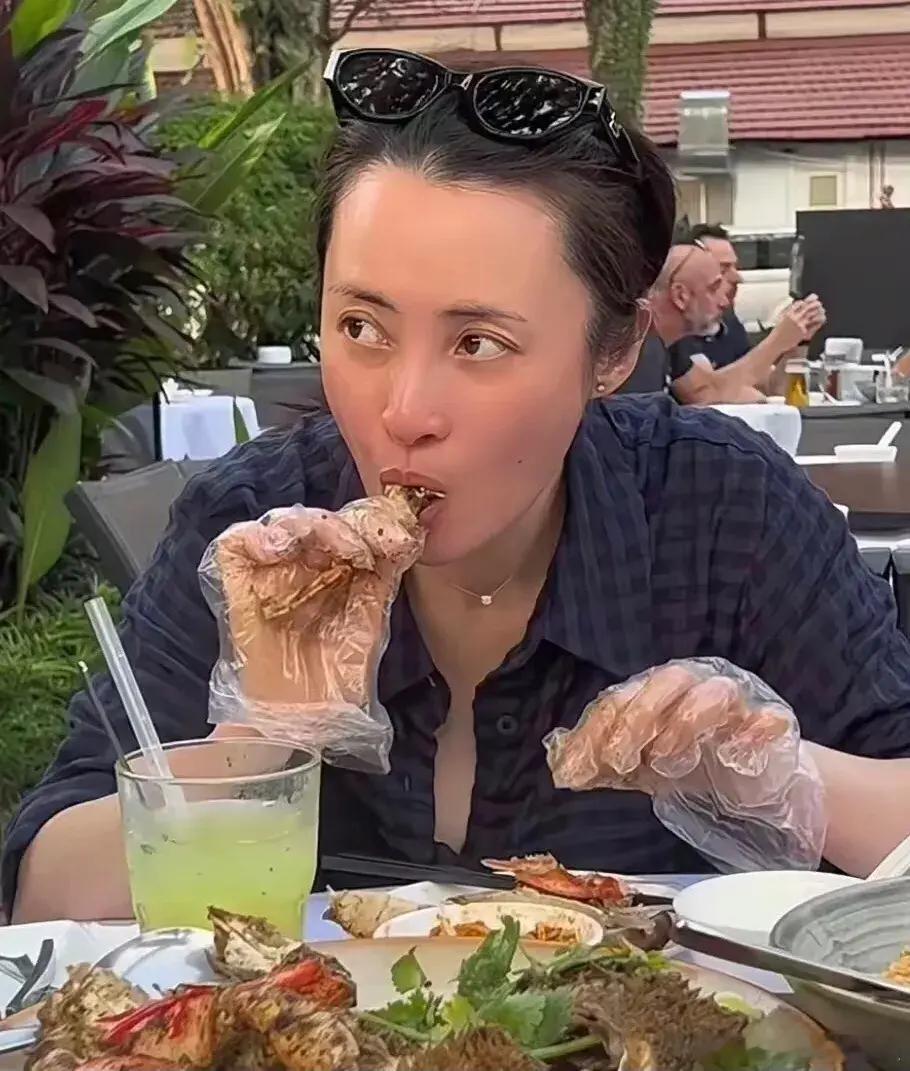 蒋勤勤旅游度假的样子好真实，这手一看就是平时没少干家务的样子。 ​​​