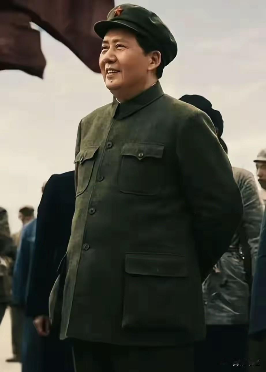 毛主席身着军装，面带从容笑意，身姿伟岸，威武而从容。