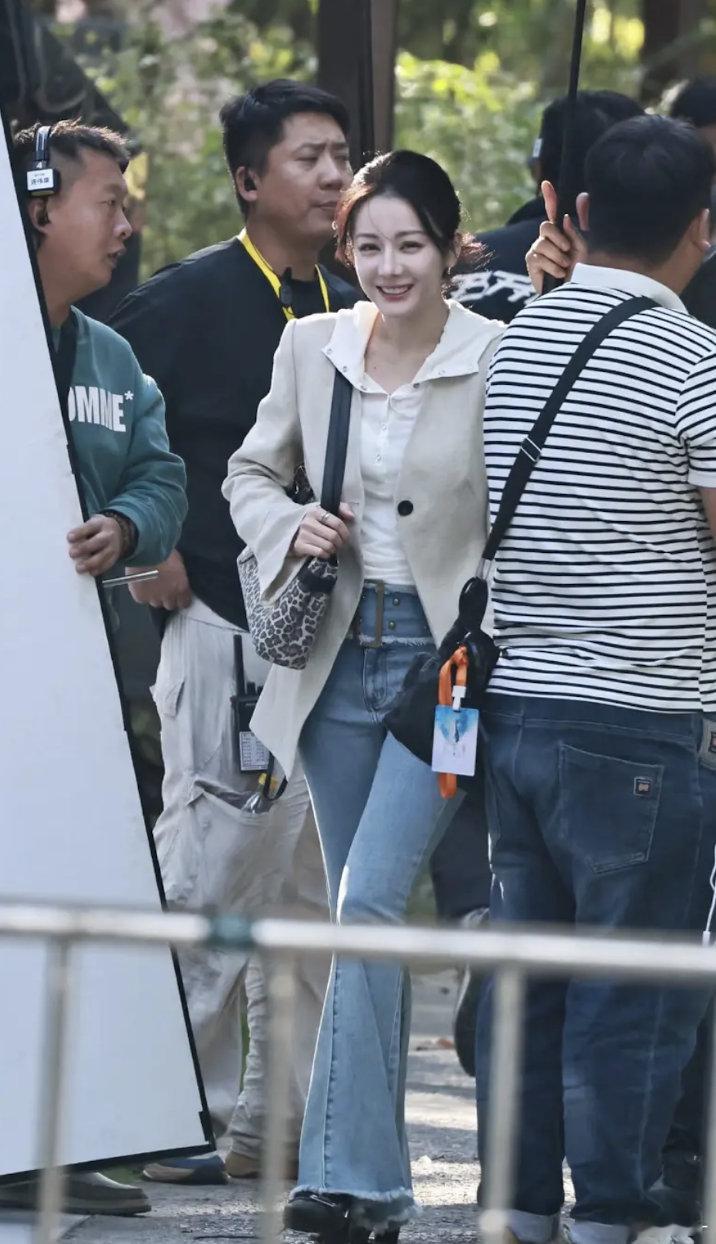 热巴新剧路透，内娱的现代剧穿搭造型都不怎样 ​​​