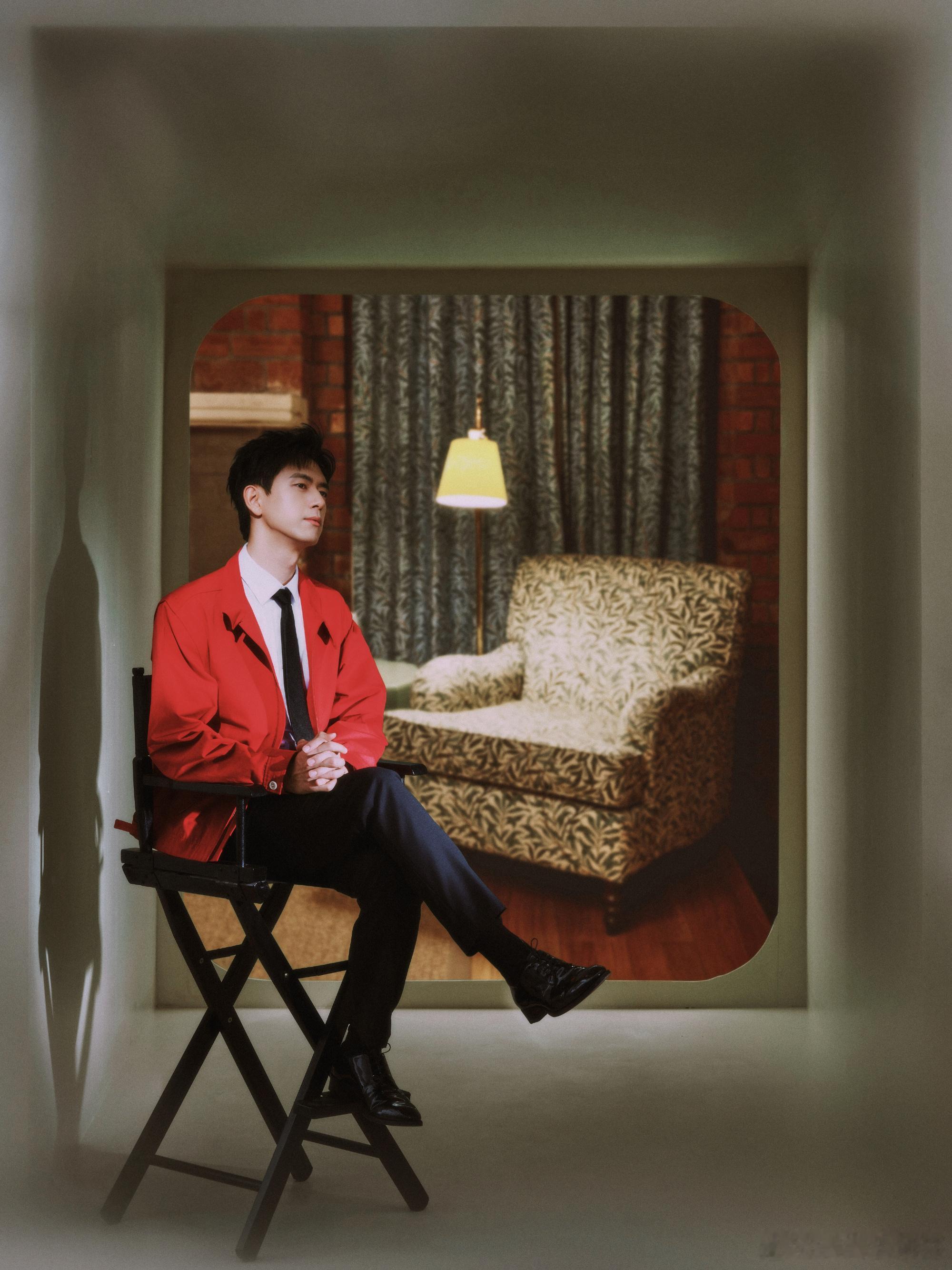 李现央视马年春晚造型李现造型绝了，红色夹克简约大气，这抹红干净利落，自带正主气场