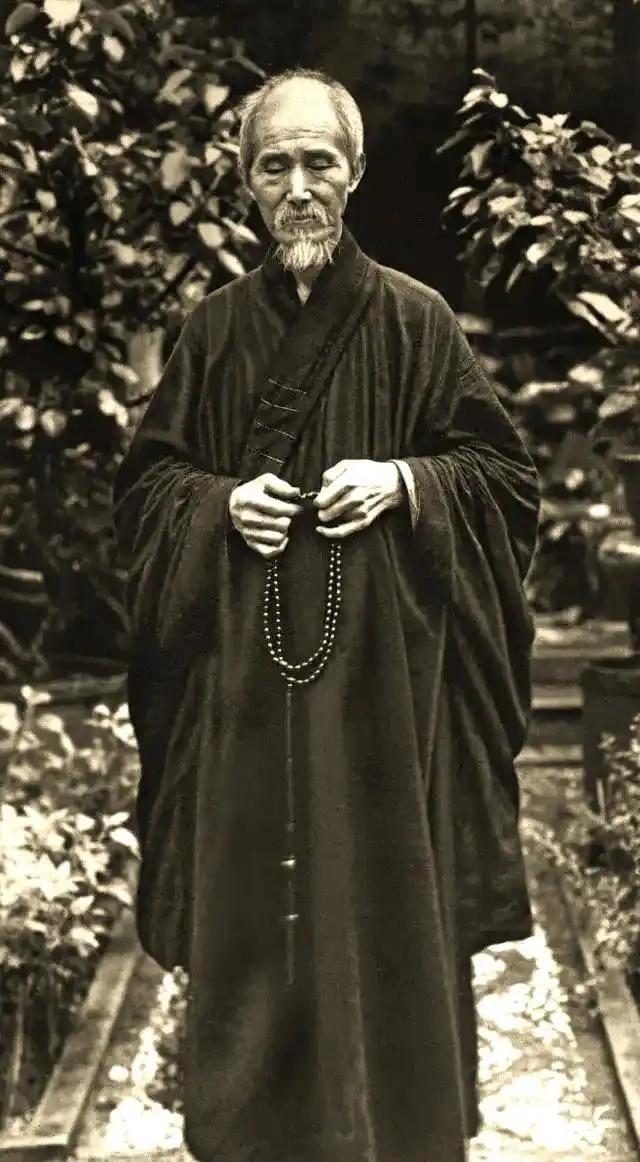 1943年，蒋介石把虚云禅师请到重庆官邸，说是请他吃茶，其实是心里有事，那年日本