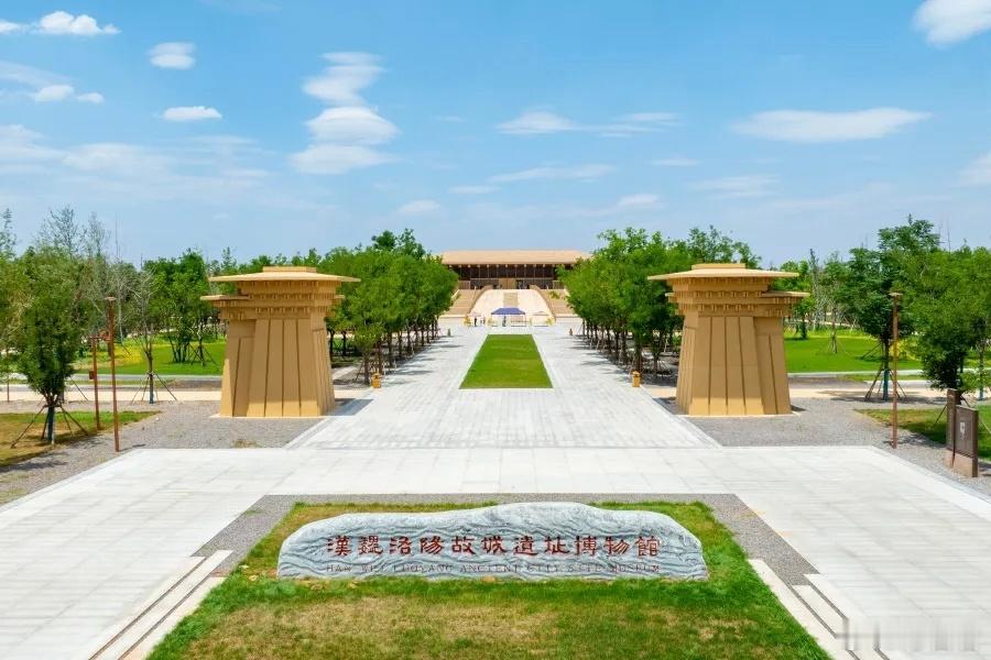 跟着遗址游中国 “若问古今兴废事，请君只看洛阳城。”位于洛阳东郊的汉魏洛阳故城，