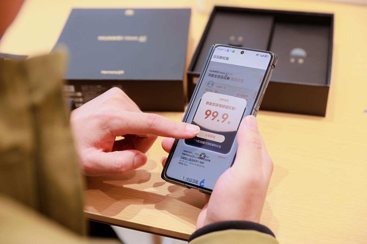 今天打开社交平台全是华为Mate X7的晒单！有网友晒出刚抢到的云锦蓝款，直呼手