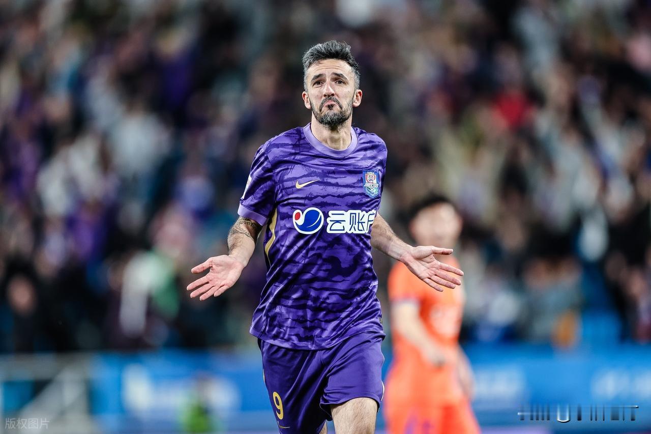 韩鹏变阵失败，山东泰山没有中场，段刘愚基本可以弃用了！1、变阵的目的，其实是加强