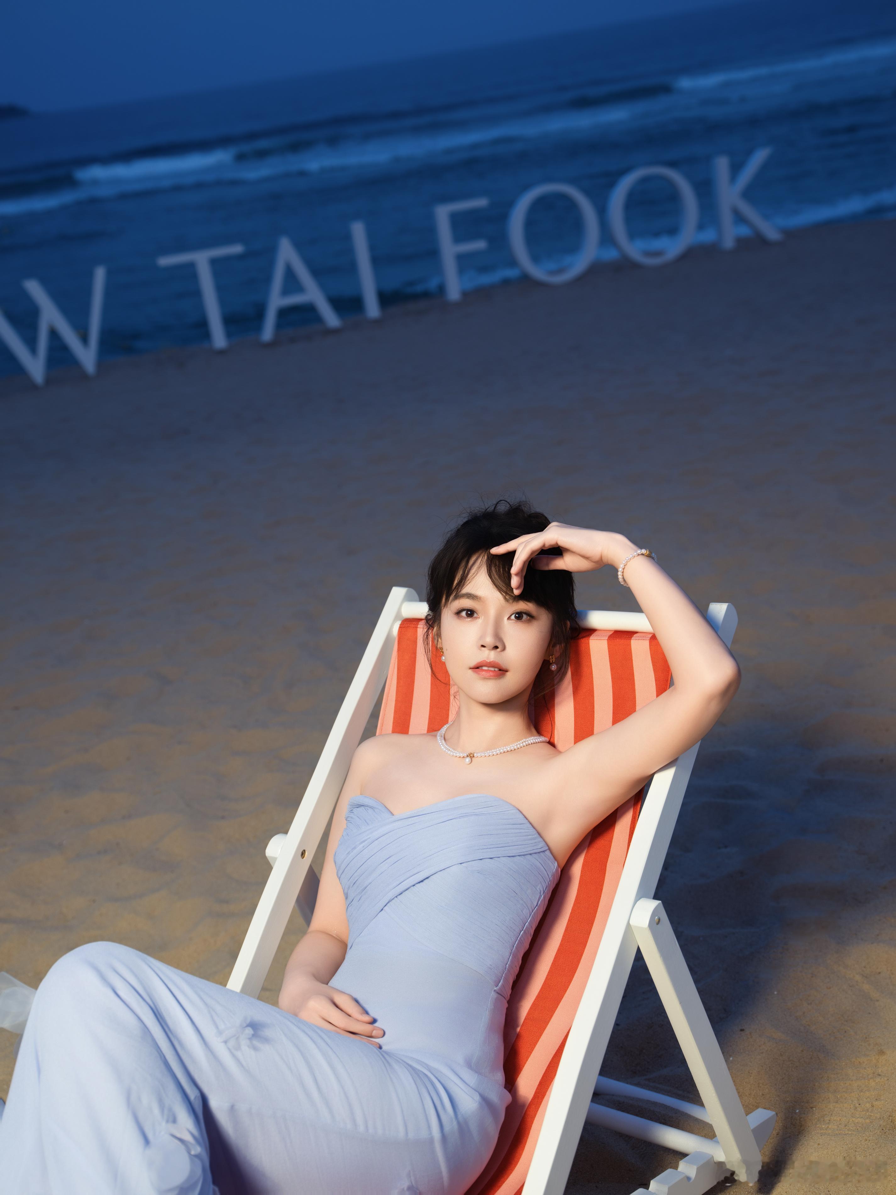 张佳宁在逃夏日精灵 张佳宁海边造型太灵动！蓝调时刻，浅色长裙与海风共舞，她的身影