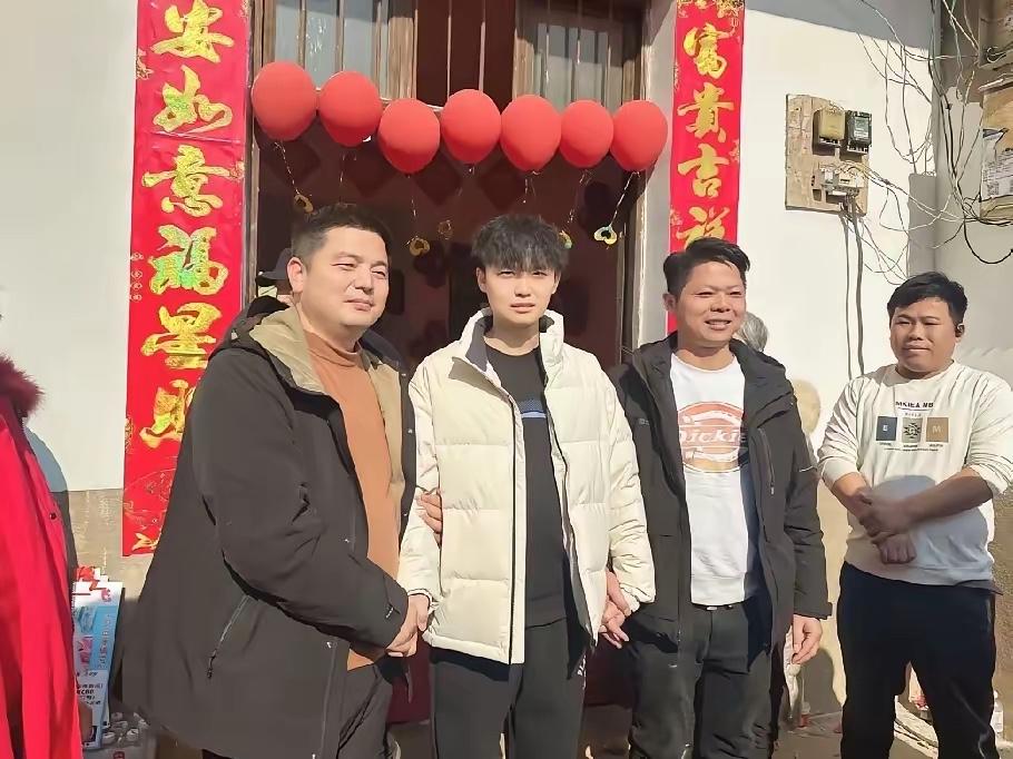 找到亲生父母后，他毅然辞掉工作，退还养父母购置的车房，办理户口迁移，彻底回归原生