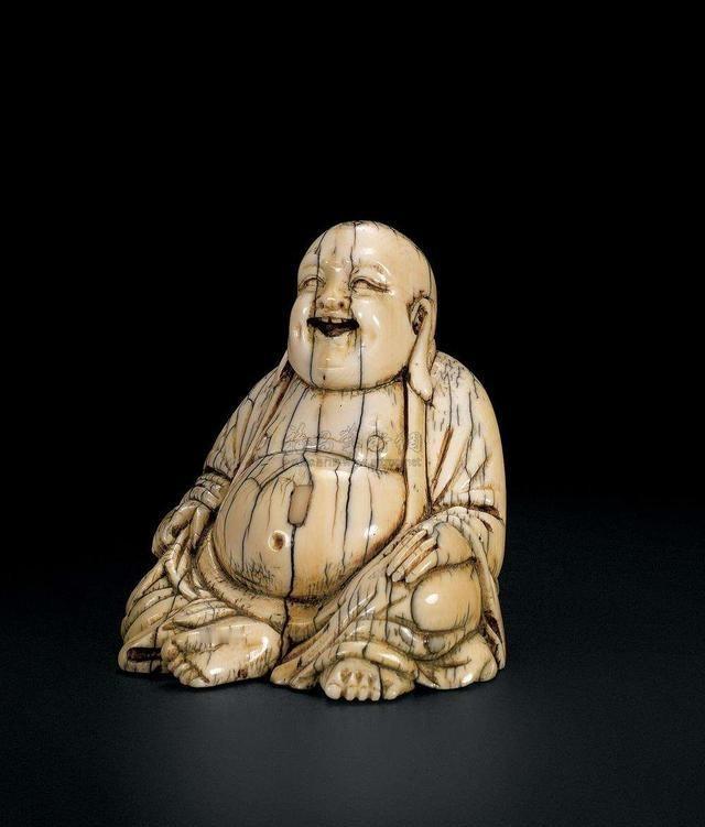 1930年，安西榆林窟道长马荣贵，突然告诉徒弟郭元亨一个惊天秘密，并再三叮嘱他：