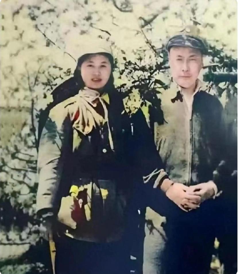 这是陈元帅和妻子张茜的结婚照片。
夫妻二人并肩而立。元帅目光如炬，威武霸气，妻子