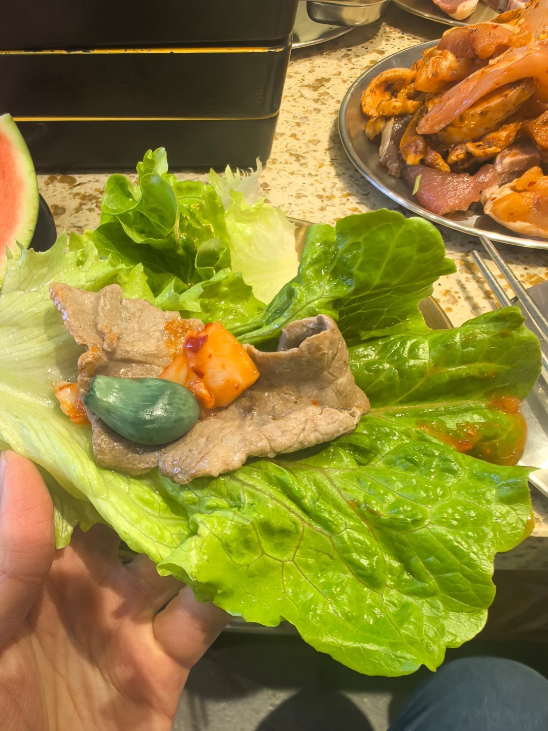 中午不想吃食堂餐，跟几个同事跑出来附近吃韩式自助烤肉。要按一般吃法，光吃肉，那肯
