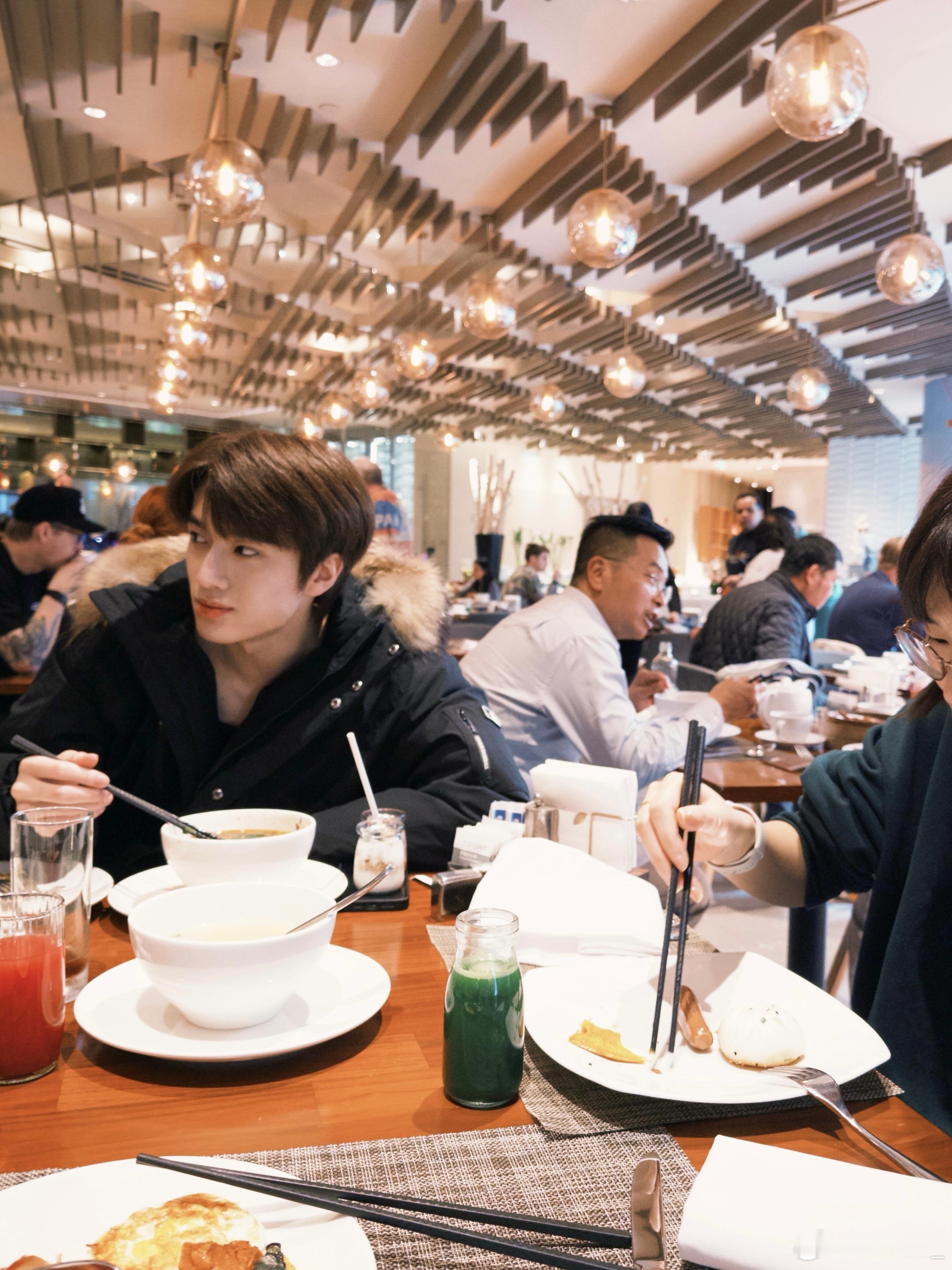 张康乐早餐随拍来啦！让我看看是谁没睡醒都这么帅， 早上好呀~ 