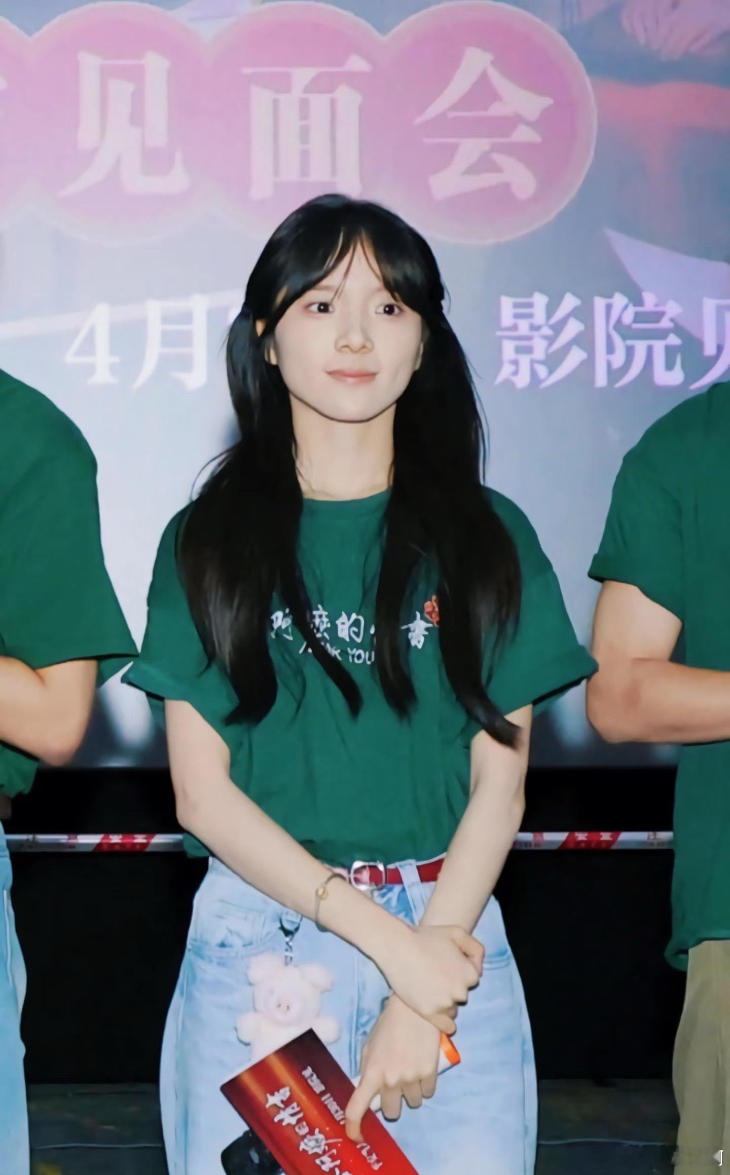 谁能被阿嬷路演这群新人狠狠惊艳到！褪去青涩稚气，全员透着干净舒展的新人灵气，鲜活