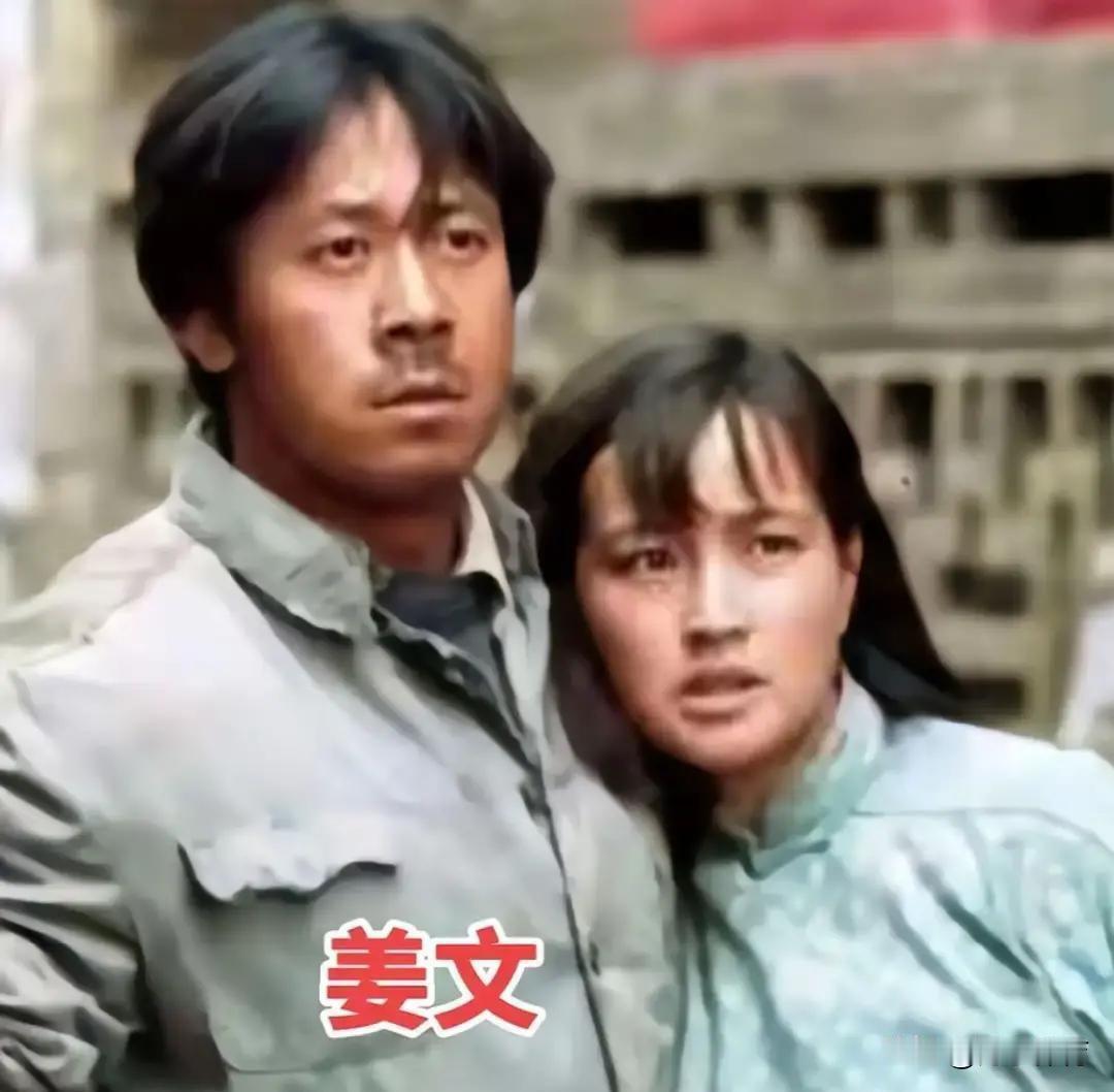 75岁的刘晓庆，身体正死死钉在地板上做平板支撑。
汗水砸在瑜伽垫上，每一滴都在对