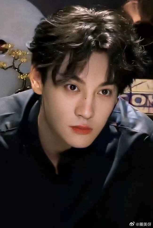 感觉他不止越夜越美，还越素越美啊，粉丝吃的真好，内娱好久没看到过这款了。。