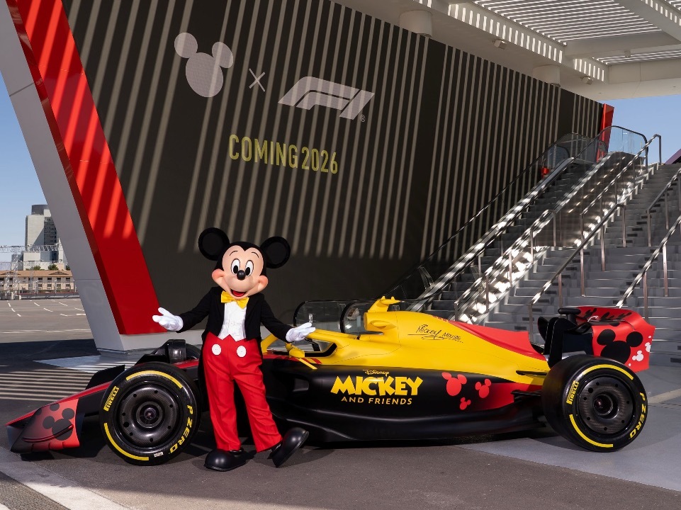 迪士尼与F1将于2026年正式开展合作，并且以米奇和朋友们（Mickey & F