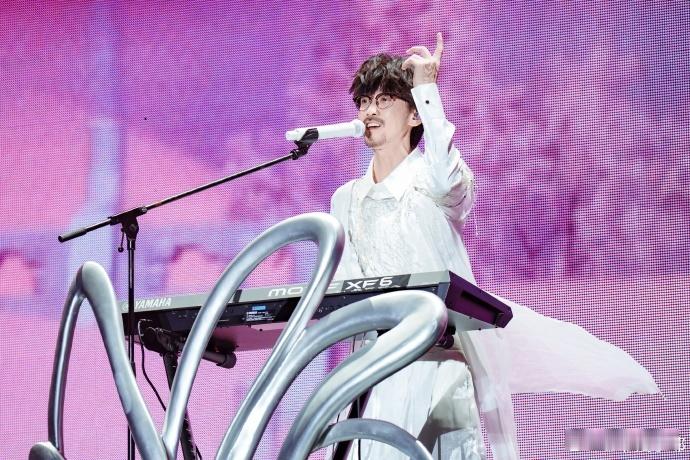 周传雄春神曲打开春天 周传雄春神曲一响，春天就撞了个满怀，唢呐加持让这首歌更有春