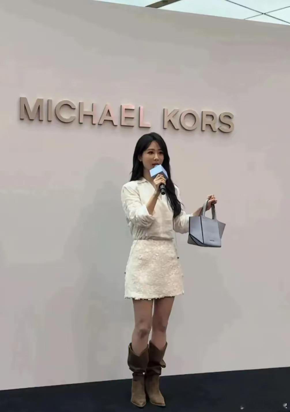 杨紫真的很普通，精修图和生图差别太大了，没有任何时尚感 ​​​