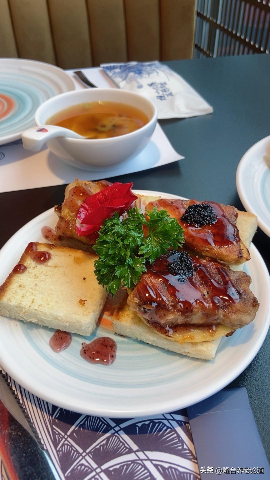 一日三餐之中应该少吃的是哪一餐个人认为应该是早餐，不吃早餐血糖稳定，所以现在有一