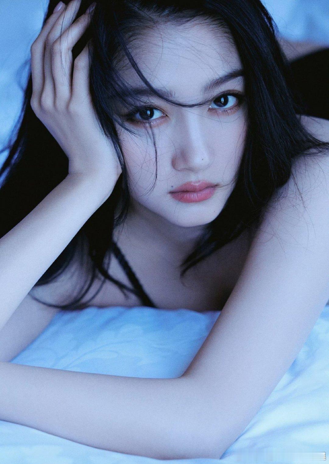 关晓彤这波算不算天气少女风格，看起来很清透 ​​​