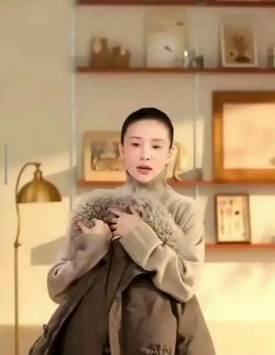 董洁近日在直播间上演了一场“无声带货”的精彩戏码。整整3小时，她没有一句“限时折