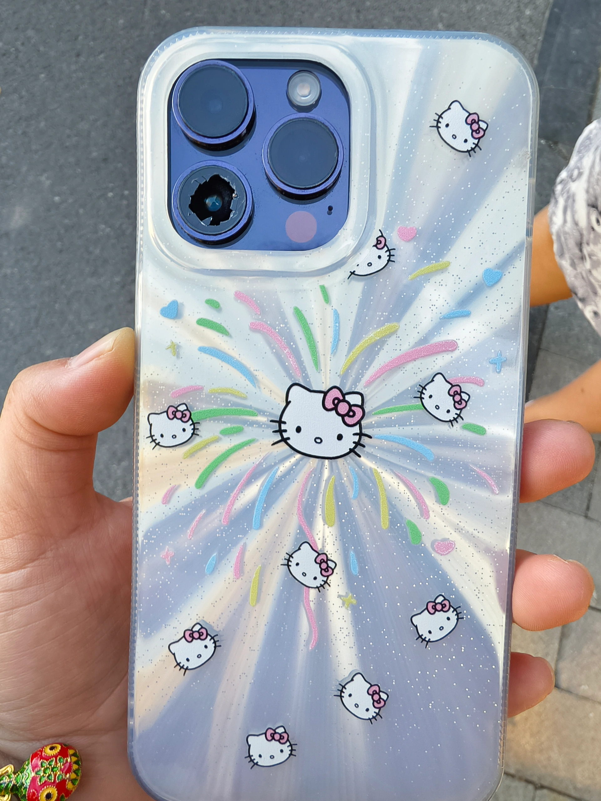 网友的iPhone 14 pm的主摄玻璃碎了[笑cry]这个镜头坏了日常使用都满