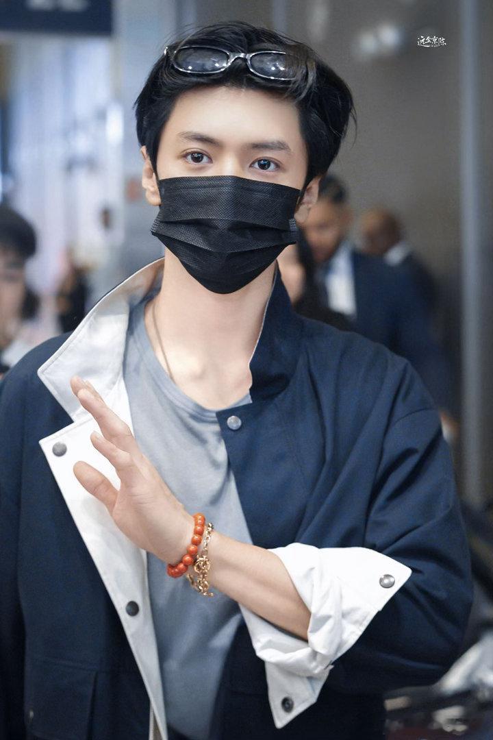陈哲远巴黎到达生图 长途飞行后的素颜生图还能这么绝，陈哲远的颜值是有什么保鲜秘诀