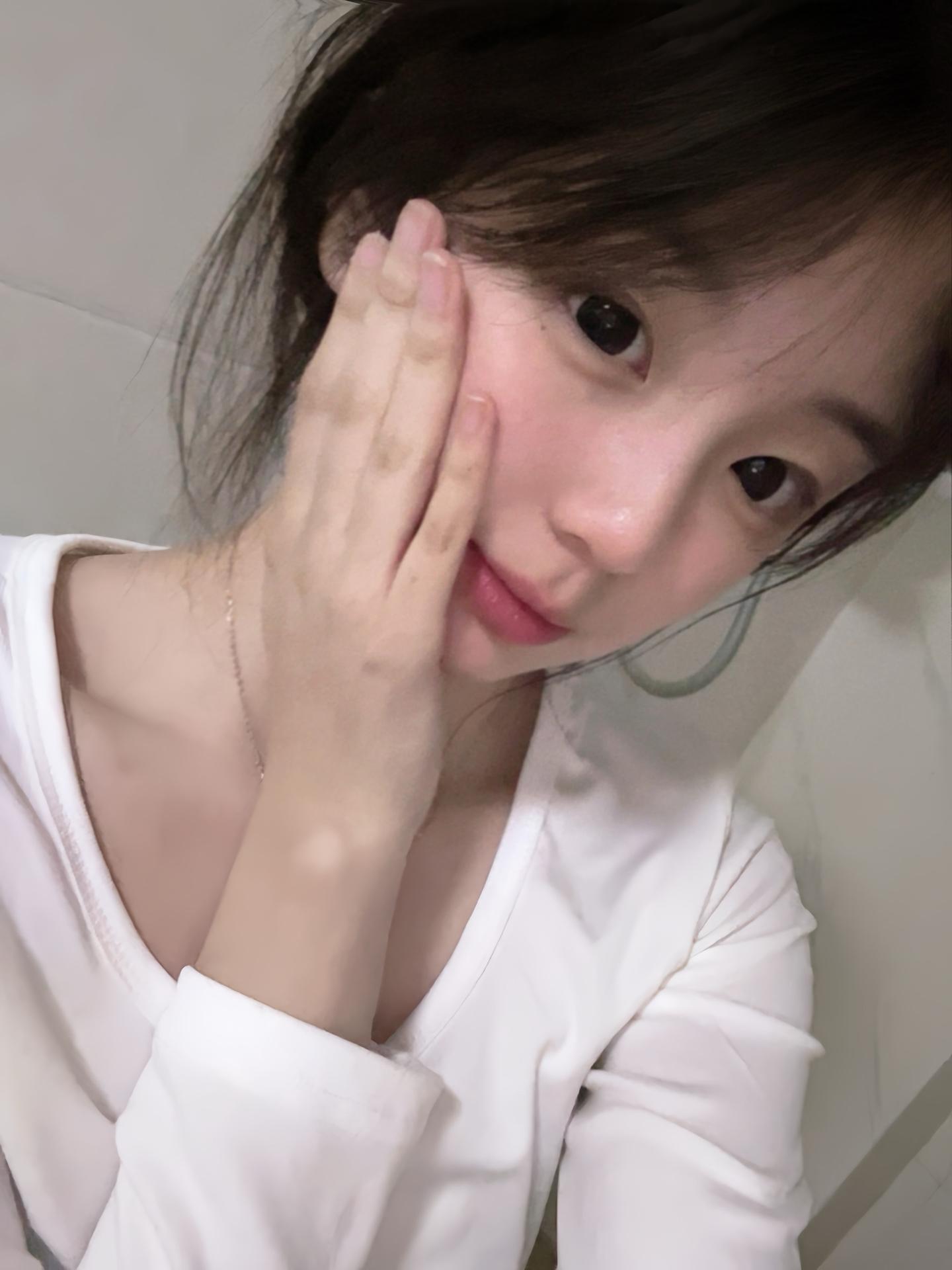 你说日抛很贵 有人会花心思给我买最好最贵的赫莲娜的黑糖啵啵美瞳日抛