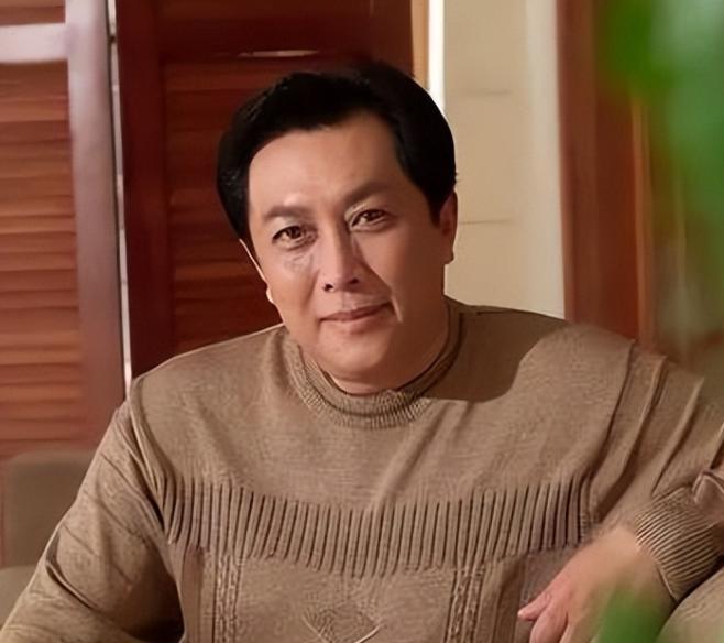 1990年除夕夜，唐国强的妻子洗完澡化完妆，穿上一身新衣，用一根绳子结束了自己的