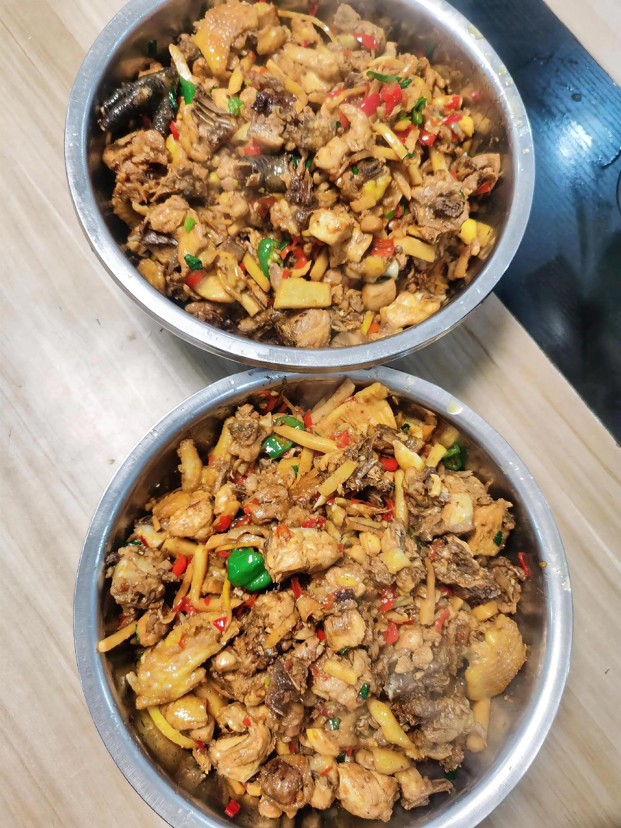 今日公司食堂家常菜谱：
酸笋炒鸡
红烧茄子
南瓜汤。

去年是我人生中最困苦的一