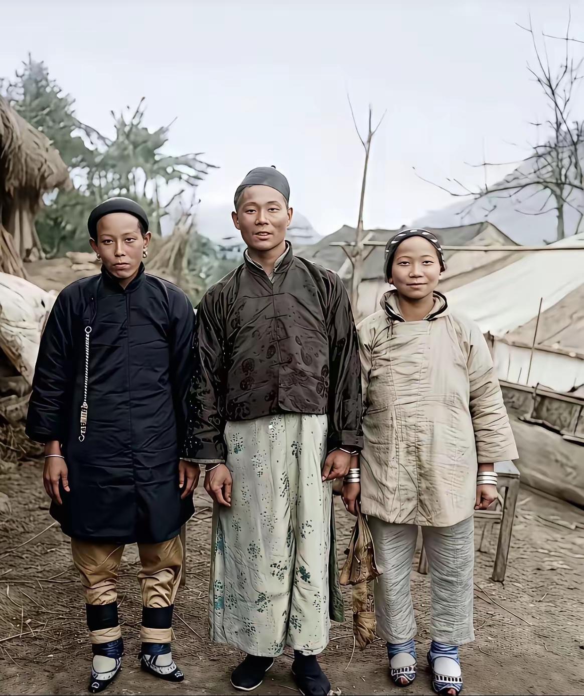 这是一张1917年拍摄于滇西永昌乡间的老照片。是乡间地主和他的妻子、小妾的合影照